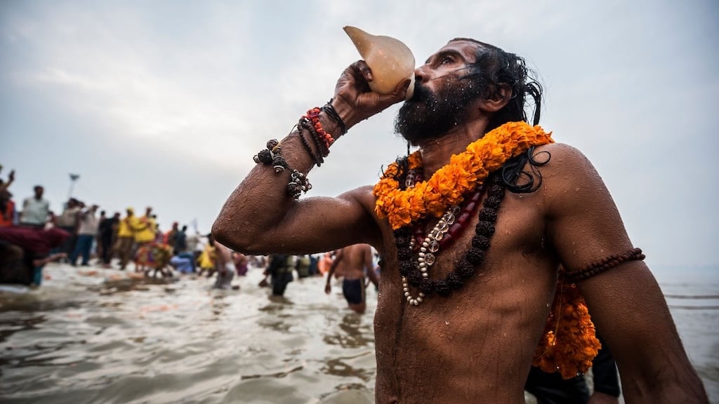 Evening aarti and devotional music at Maha Kumbh Mela ghats