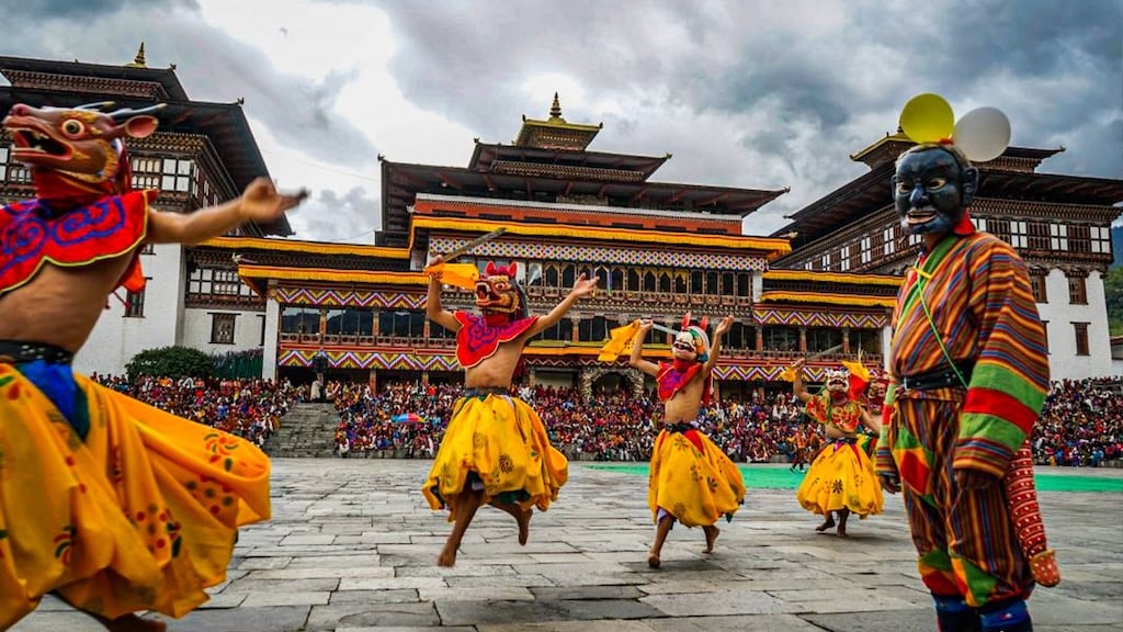 Unveiling of the giant Thongdrol at dawn
